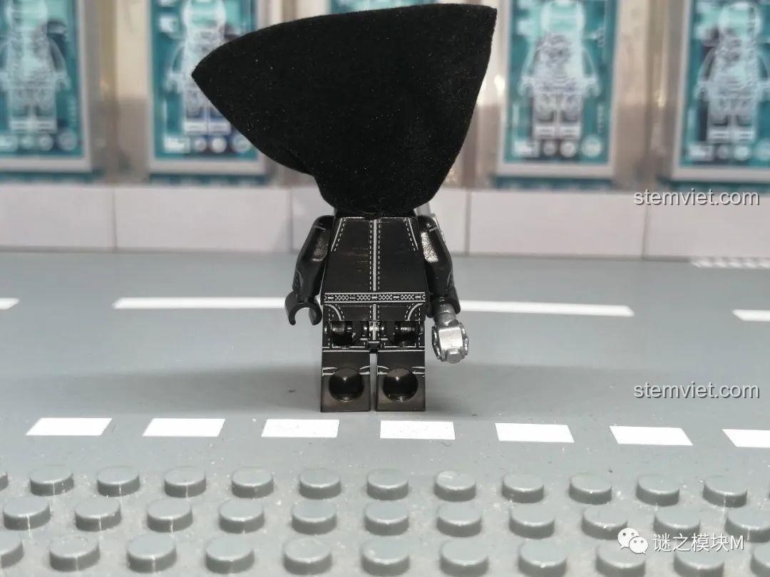 Ảnh chụp phía sau của minifigure Samwell Tarly KORUIT KT1024, thể hiện chi tiết in sau lưng.