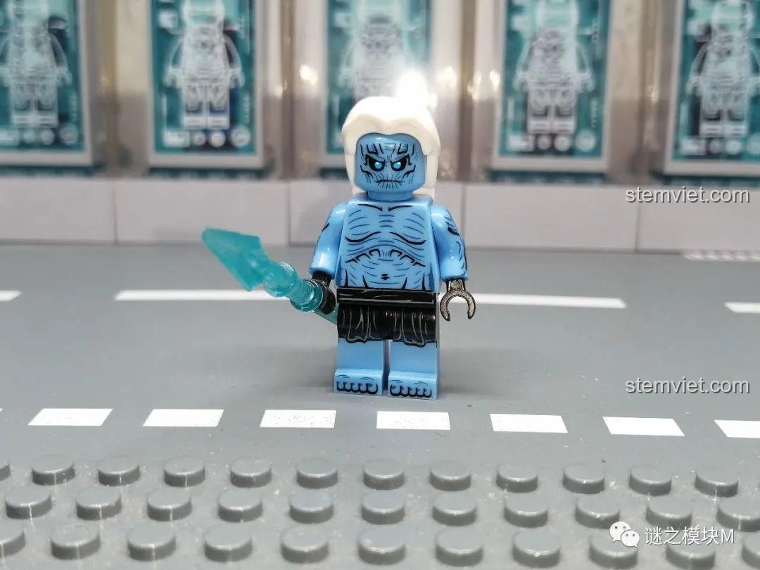 Ảnh chụp thực tế minifigure White Walker (Giáo Băng) từ bộ KORUIT KT1024, một nhân vật trong bộ sưu tập Game of Thrones.