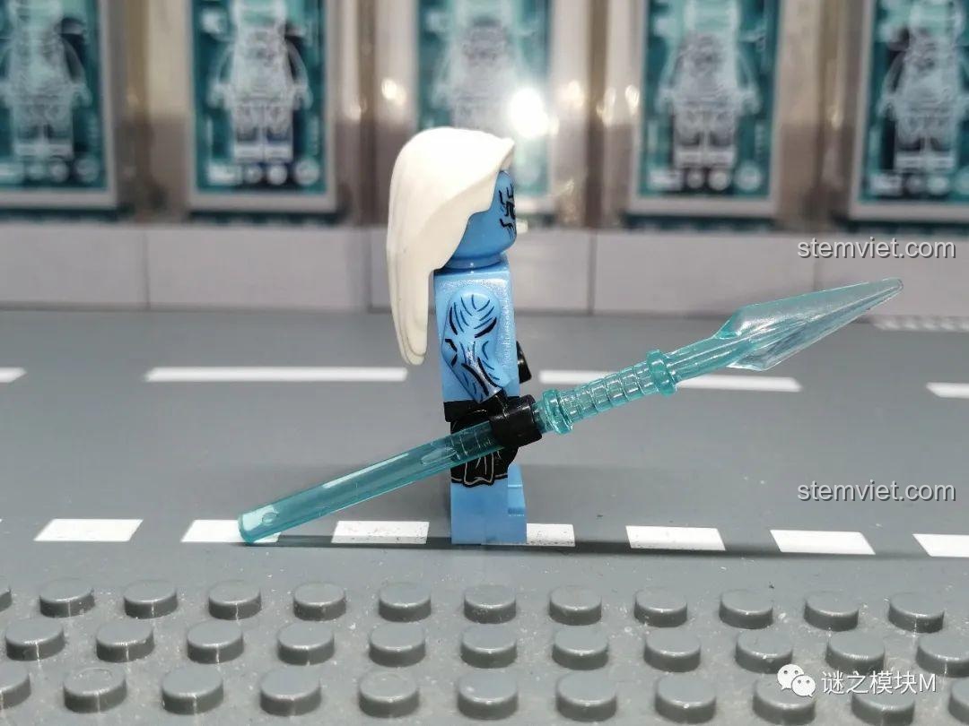 Ảnh chụp từ bên hông của minifigure White Walker (Giáo Băng) KORUIT KT1024, cho thấy chi tiết in trên tay và thân.