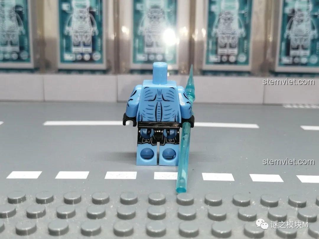 Ảnh chụp phía sau của minifigure White Walker (Giáo Băng) KORUIT KT1024, thể hiện chi tiết in sau lưng.