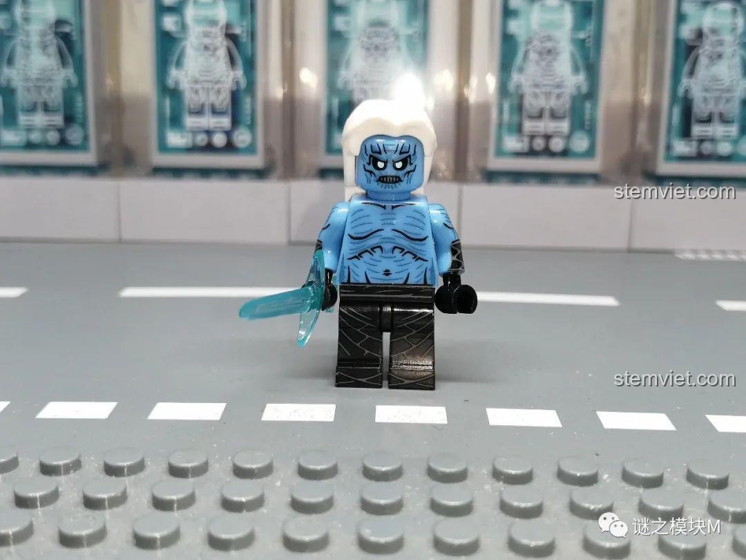Ảnh chụp thực tế minifigure White Walker (Kiếm Băng) từ bộ KORUIT KT1024, một nhân vật trong bộ sưu tập Game of Thrones.