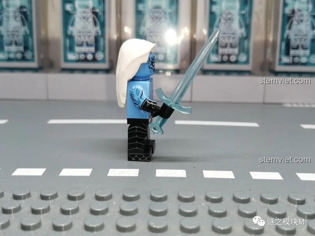 Ảnh chụp từ bên hông của minifigure White Walker (Kiếm Băng) KORUIT KT1024, cho thấy chi tiết in trên tay và thân.