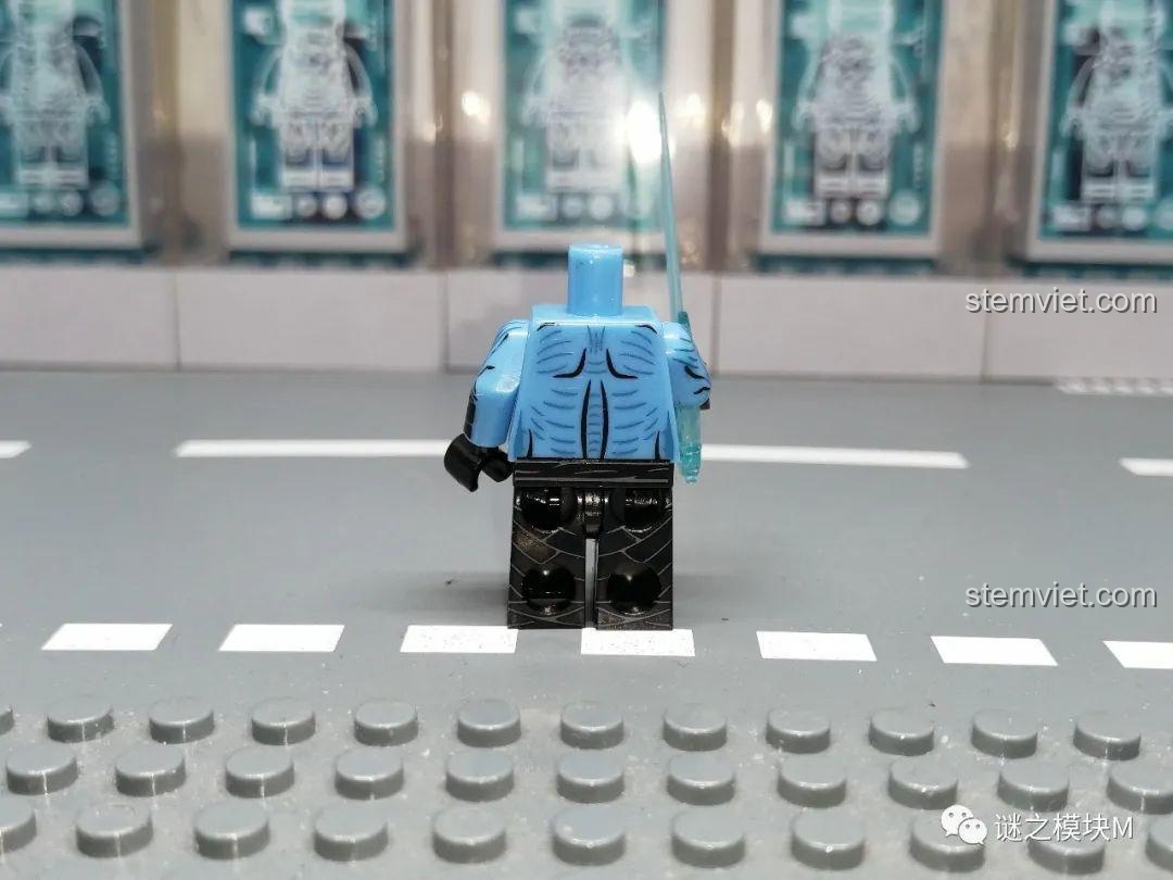 Ảnh chụp phía sau của minifigure White Walker (Kiếm Băng) KORUIT KT1024, thể hiện chi tiết in sau lưng.