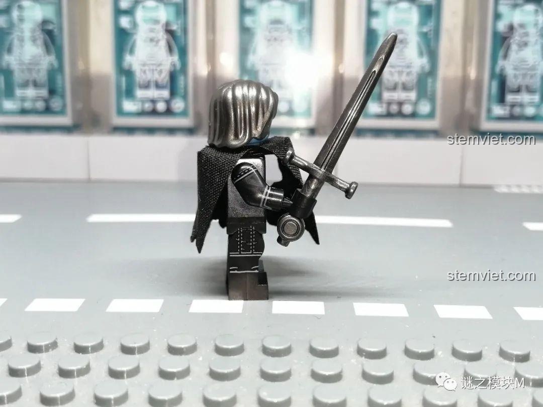 Ảnh chụp từ bên hông của minifigure Wight (Đội Tuần Đêm) KORUIT KT1024, cho thấy chi tiết in trên tay và phụ kiện.