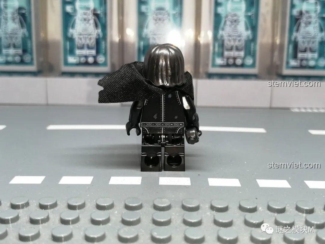 Ảnh chụp phía sau của minifigure Wight (Đội Tuần Đêm) KORUIT KT1024, thể hiện chi tiết in sau lưng.