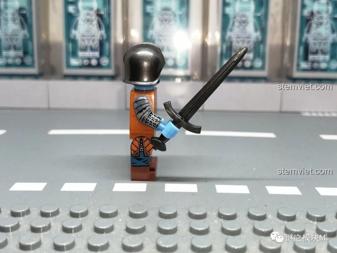 Ảnh chụp từ bên hông của minifigure Wight (Sói) KORUIT KT1024, cho thấy chi tiết in trên tay và mũ giáp.