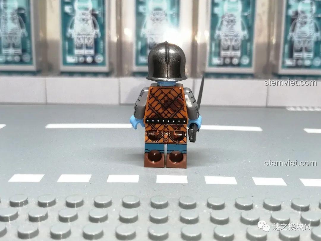 Ảnh chụp phía sau của minifigure Wight (Sói) KORUIT KT1024, thể hiện chi tiết in sau lưng.