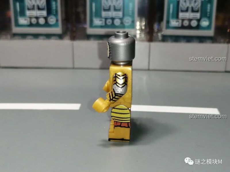 Ảnh review chi tiết in bên hông của minifigure có biểu cảm giận dữ.