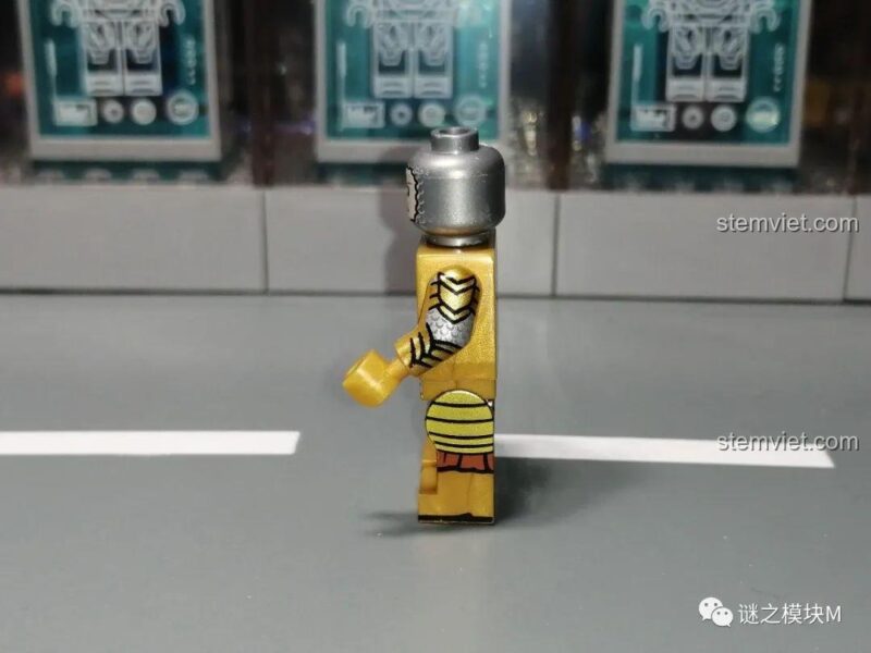 Ảnh review chi tiết in bên hông của mẫu minifigure thứ tư.