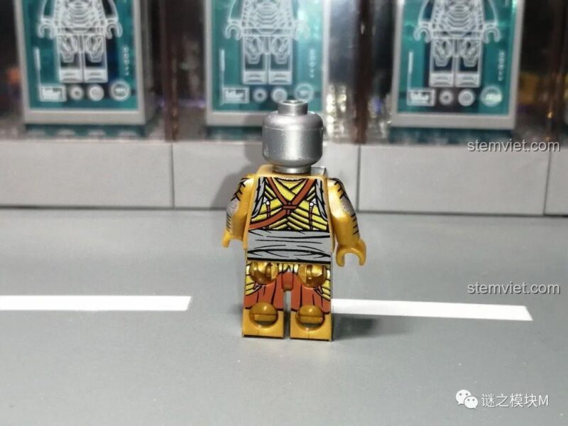 Ảnh review chi tiết in sau lưng của mẫu minifigure thứ tư.