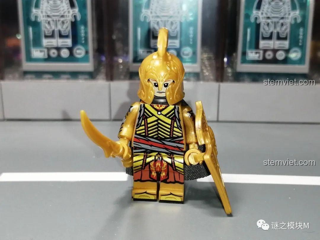 Ảnh review minifigure chiến binh Elven KT1032 từ phía trước, cầm kiếm và khiên, sẵn sàng chiến đấu.
