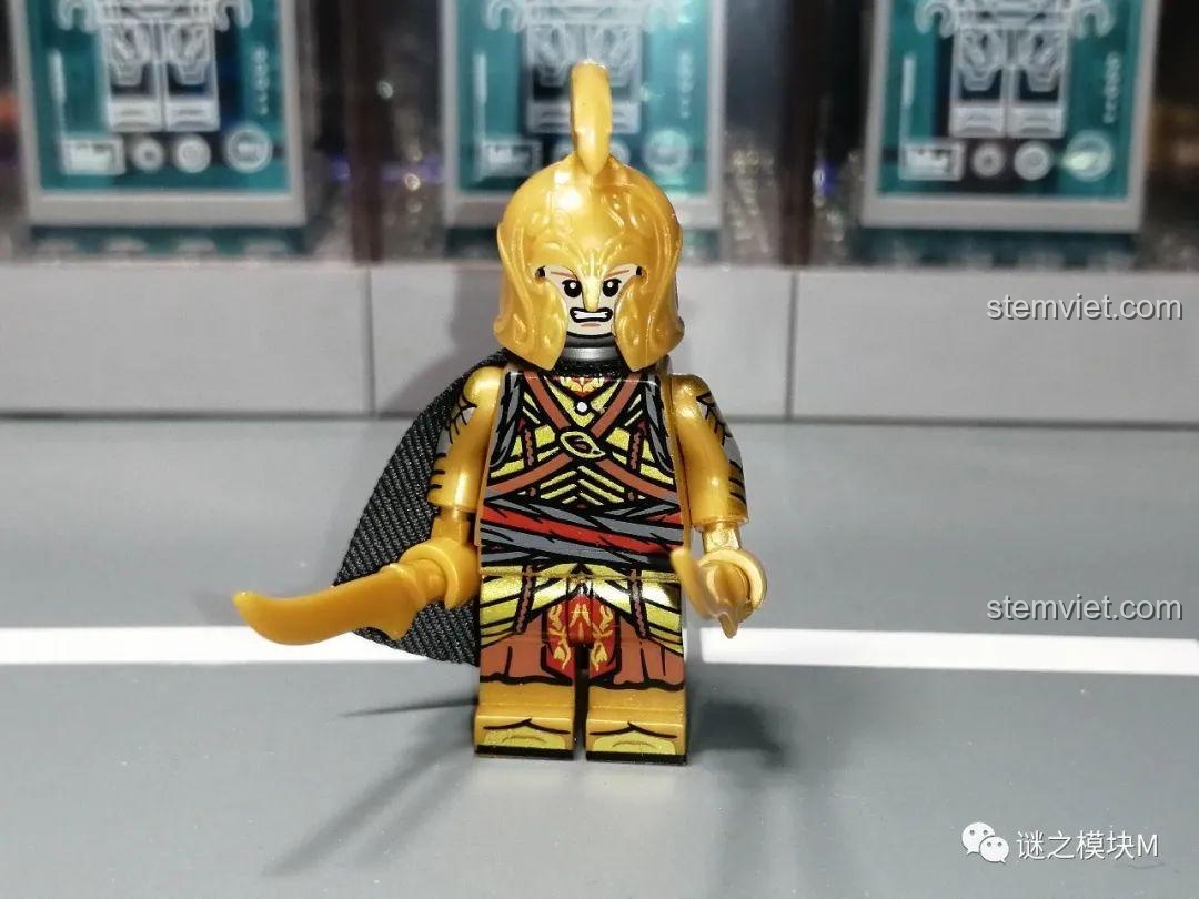 Ảnh review một minifigure khác trong bộ KORUIT 1032, với biểu cảm khuôn mặt khác và cầm kiếm ngắn.