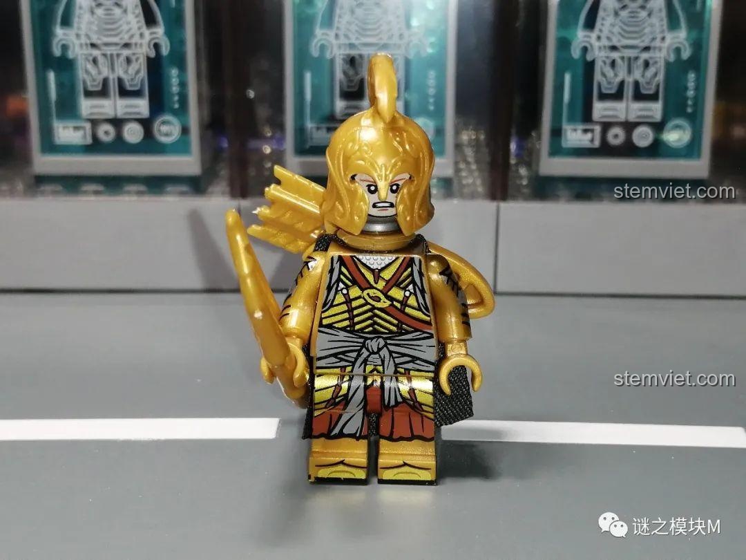 Ảnh review mặt sau của minifigure KORUIT KT1032, cho thấy chi tiết in trên lưng và áo choàng màu xám.