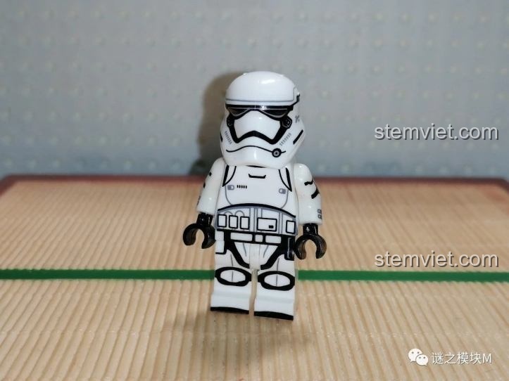 Ảnh render chính thức của minifigure Hemasiderosis Corps (XP262) cầm súng blaster lớn, một phần của bộ KORUIT KT1034 Darth Vader.