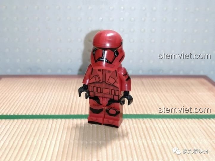 Ảnh chụp minifigure lính First Order Stormtrooper từ bộ sưu tập minifigure Lính Stormtrooper 1034, phù hợp cho bé trai.