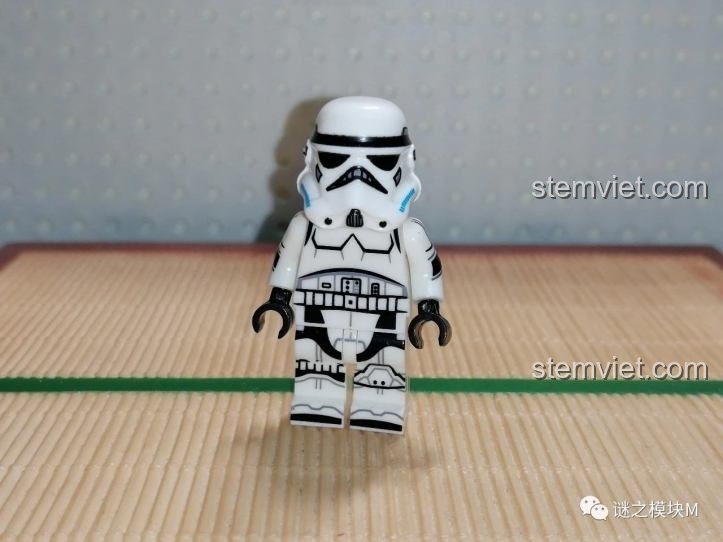 Ảnh chụp minifigure Darth Vader cầm kiếm ánh sáng đỏ, nhân vật trung tâm trong bộ đồ chơi Binh đoàn Clone Trooper KORUIT.