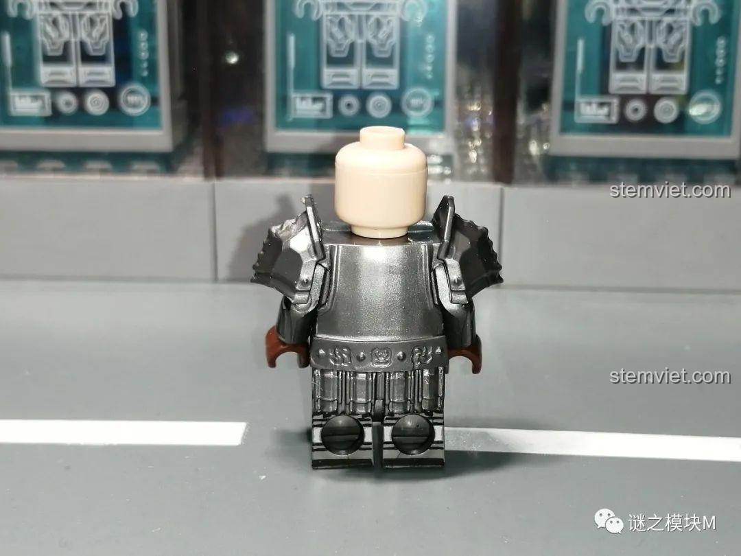 Cận cảnh áo giáp của minifigure chiến binh người lùn KORUIT KT1040 với các vết xước tự nhiên.