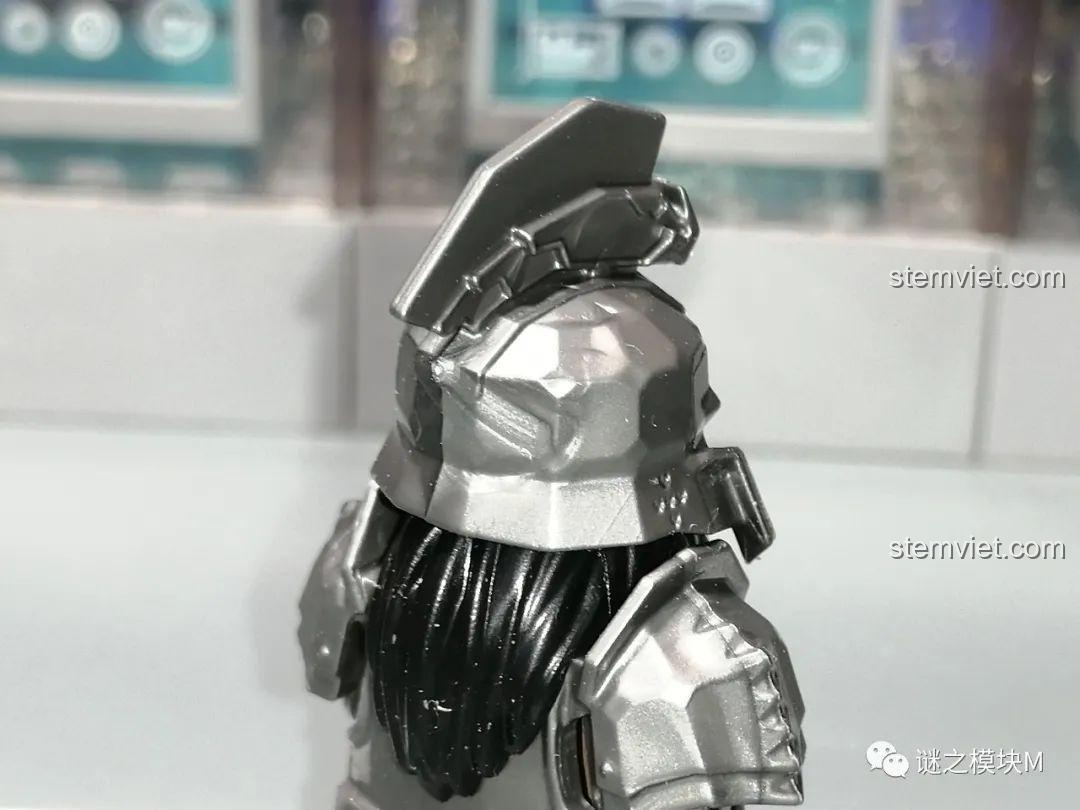 Cận cảnh khiên của minifigure chiến binh người lùn KORUIT KT1040 với họa tiết khắc nổi.