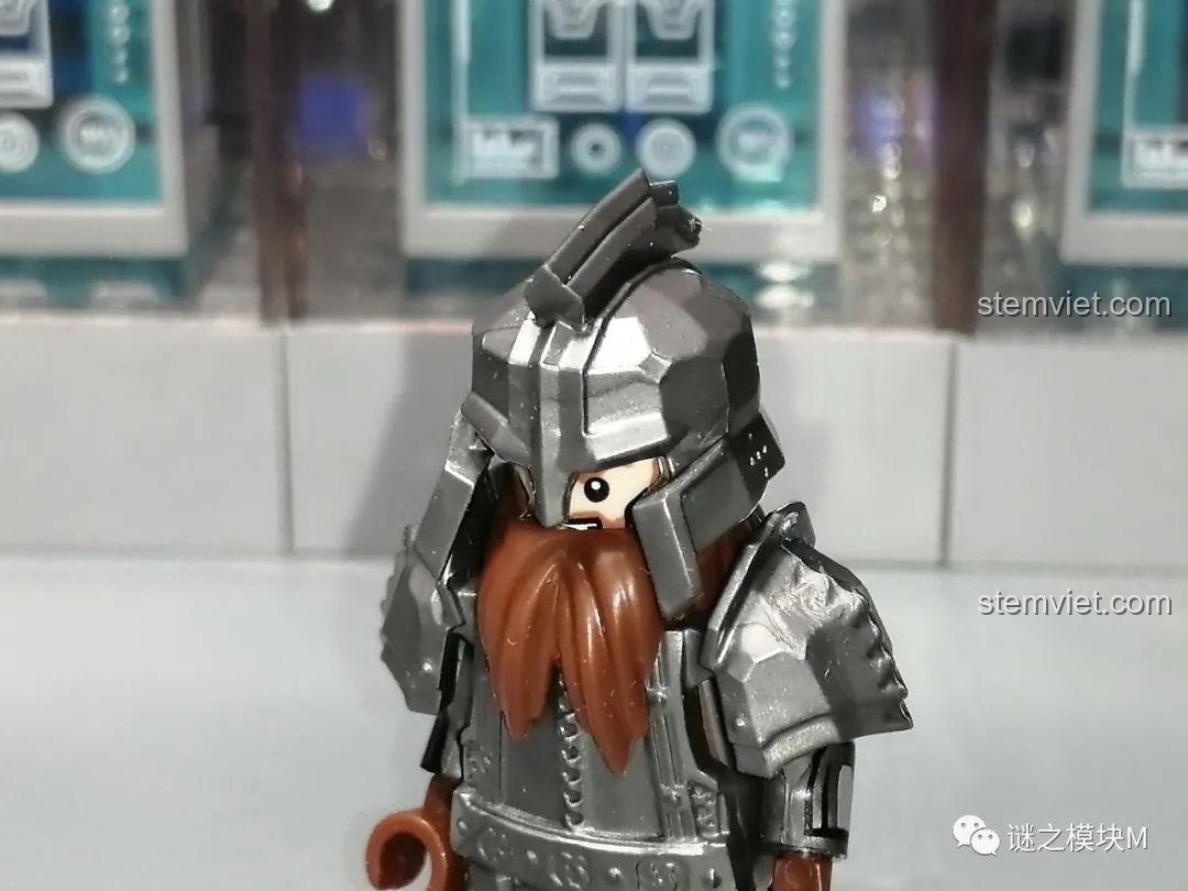 Cận cảnh mũ giáp loại 1 của minifigure chiến binh người lùn KORUIT KT1040, thiết kế mạnh mẽ.