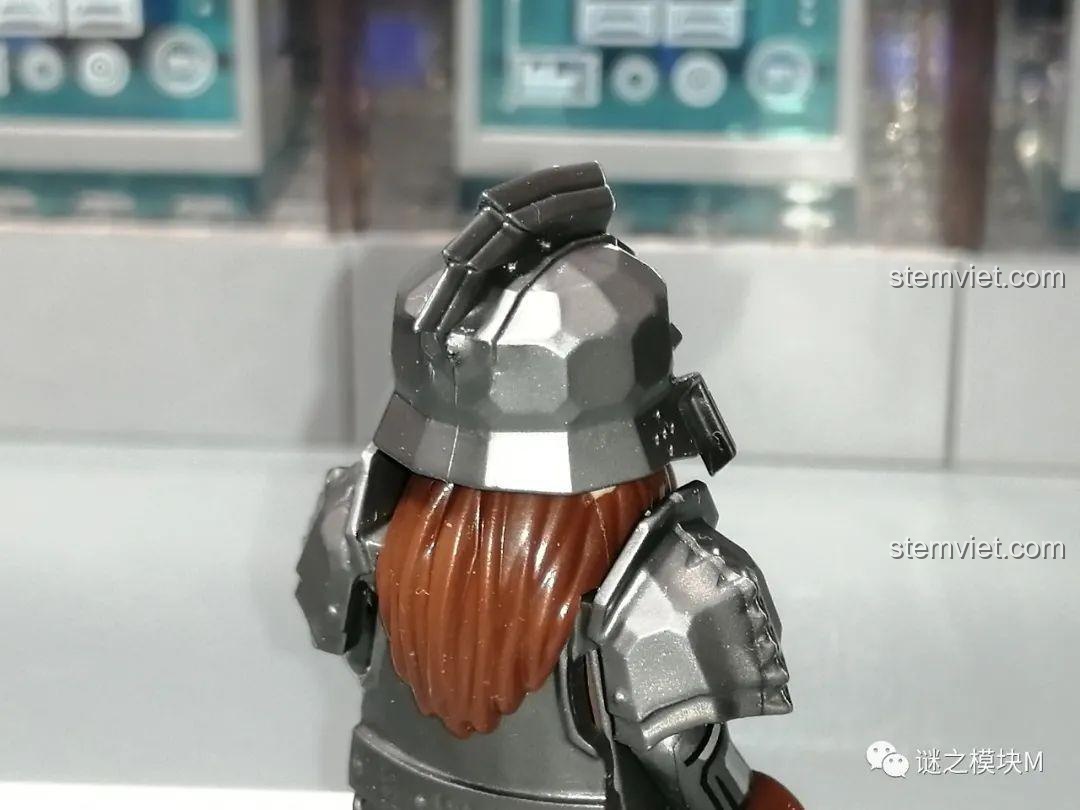 Cận cảnh mũ giáp loại 2 của minifigure chiến binh người lùn KORUIT KT1040, thiết kế độc đáo.