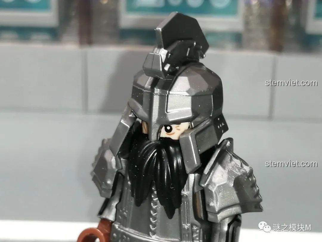 Cận cảnh mũ giáp loại 3 của minifigure chiến binh người lùn KORUIT KT1040, có chi tiết vàng.