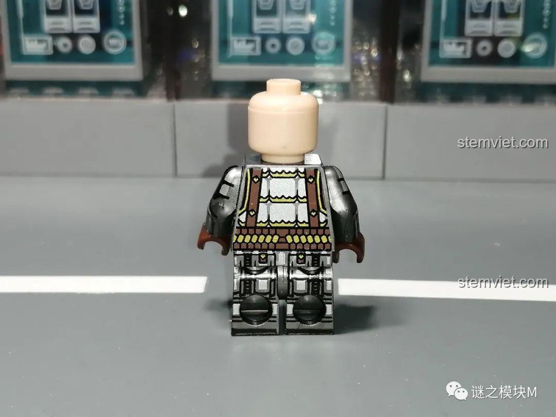 Mặt bên thân in mẫu A của minifigure chiến binh người lùn KORUIT KT1040, thể hiện chi tiết in ấn.