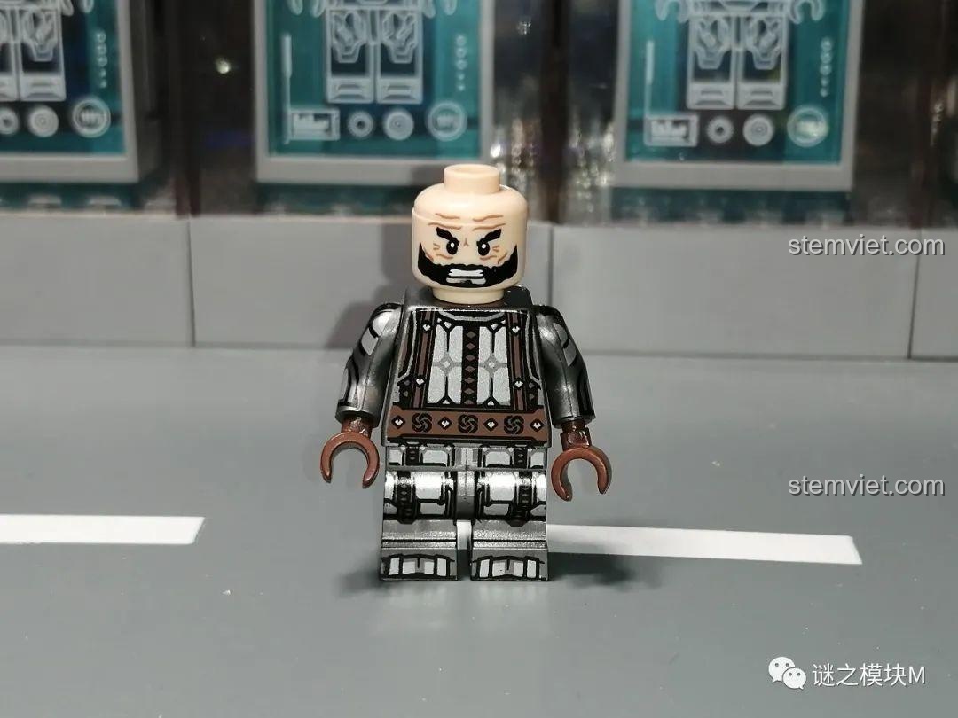 Mặt sau thân in mẫu A của minifigure chiến binh người lùn KORUIT KT1040, chi tiết giáp.