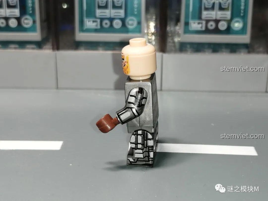 Cận cảnh thân in mẫu A của minifigure chiến binh người lùn KORUIT KT1040, chi tiết áo giáp và râu.