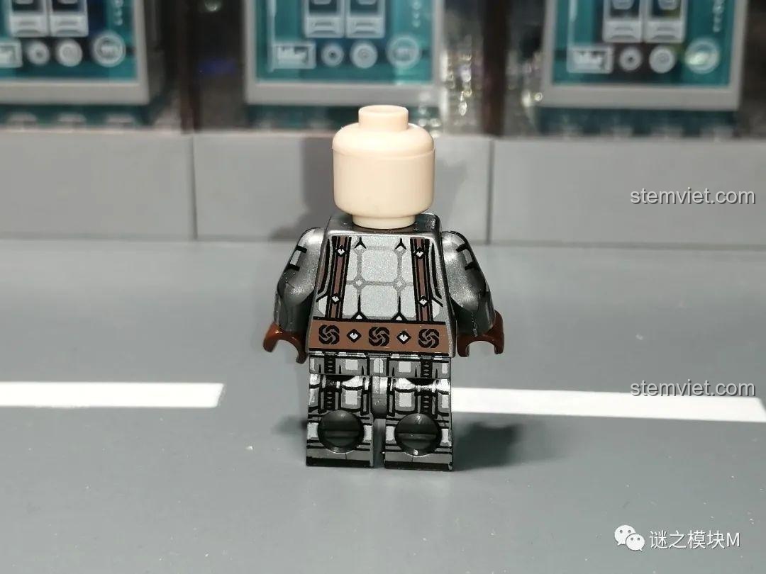 Mặt bên thân in mẫu B của minifigure chiến binh người lùn KORUIT KT1040.