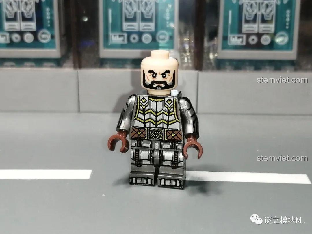 Mặt sau thân in mẫu B của minifigure chiến binh người lùn KORUIT KT1040.