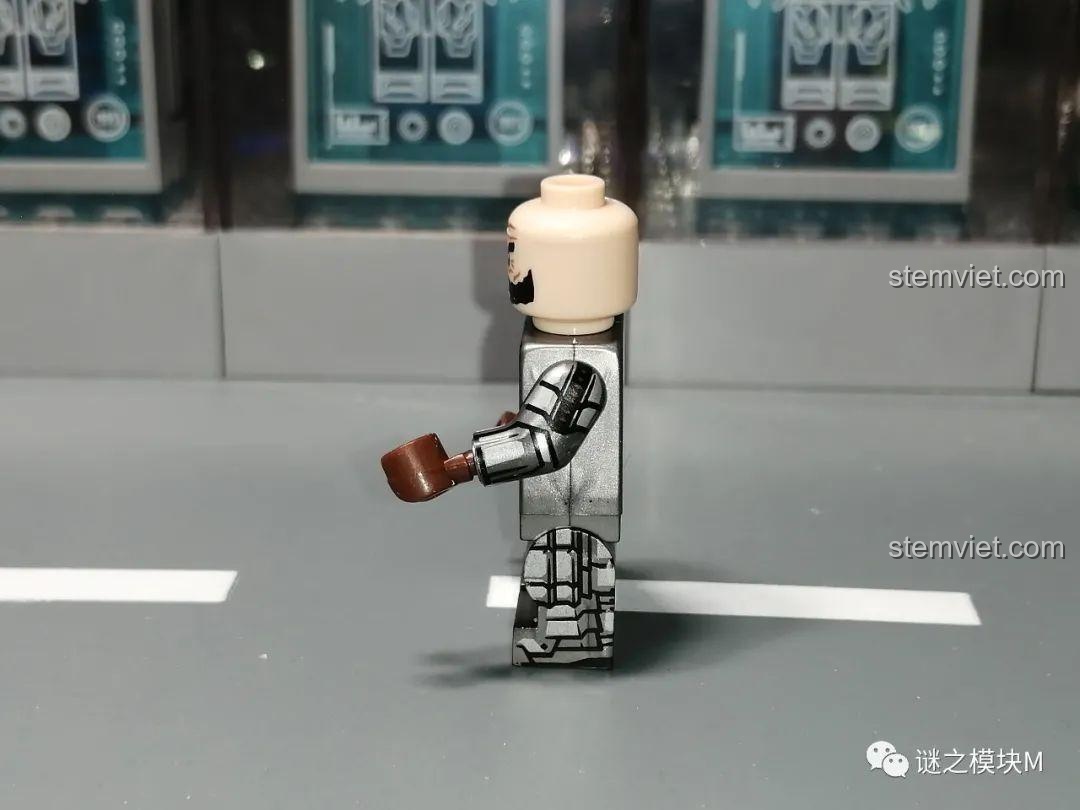 Cận cảnh thân in mẫu B của minifigure chiến binh người lùn KORUIT KT1040, chi tiết áo giáp.