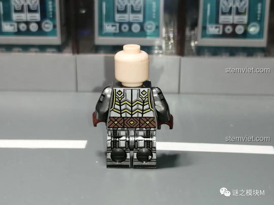 Mặt bên thân in mẫu C của minifigure chiến binh người lùn KORUIT KT1040.