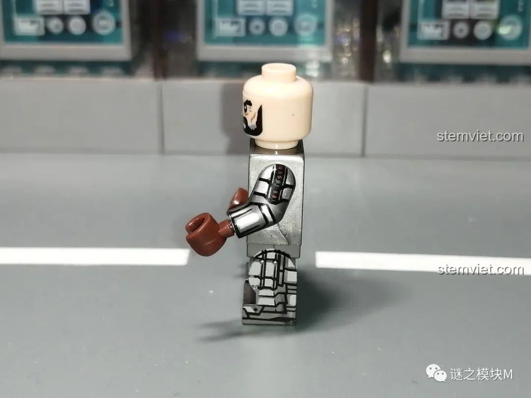 Cận cảnh thân in mẫu C của minifigure chiến binh người lùn KORUIT KT1040, chi tiết áo giáp.