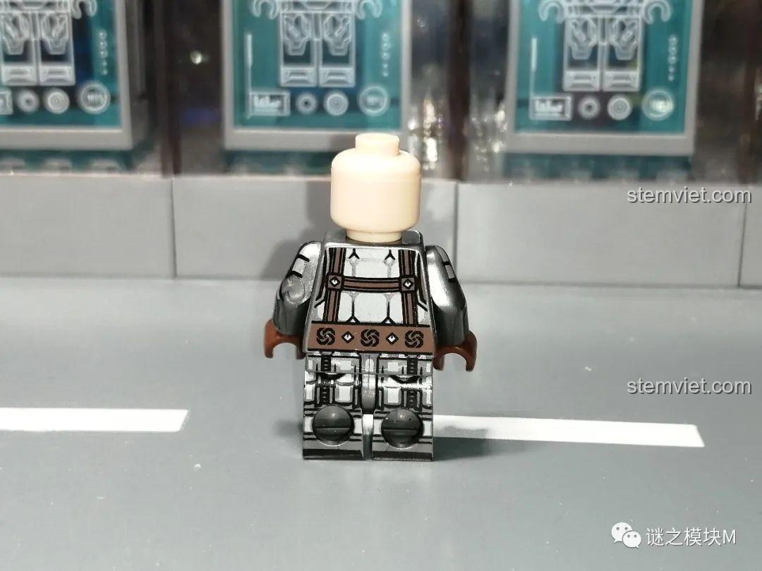 Mặt bên thân in mẫu D của minifigure chiến binh người lùn KORUIT KT1040.