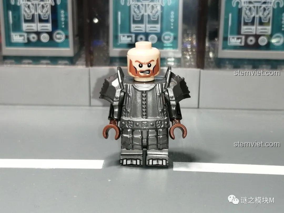 Mặt sau thân in mẫu D của minifigure chiến binh người lùn KORUIT KT1040.