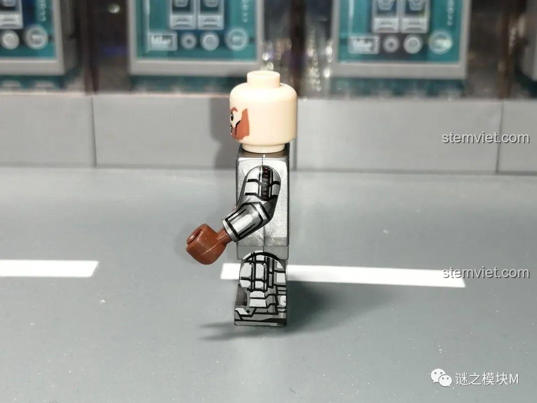 Cận cảnh thân in mẫu D của minifigure chiến binh người lùn KORUIT KT1040, chi tiết áo giáp.