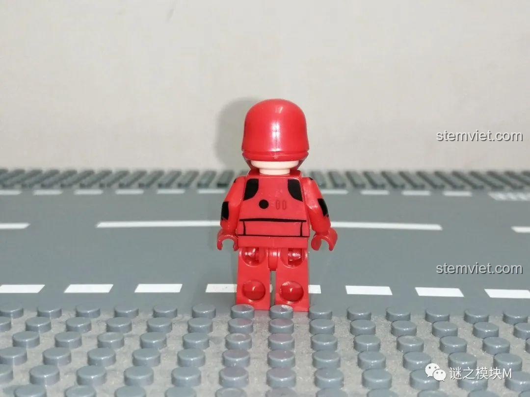 Minifigure Lính Lửa Sith không mũ nhìn từ phía sau trong đồ chơi lắp ráp Lính Star Wars, chi tiết lưng.