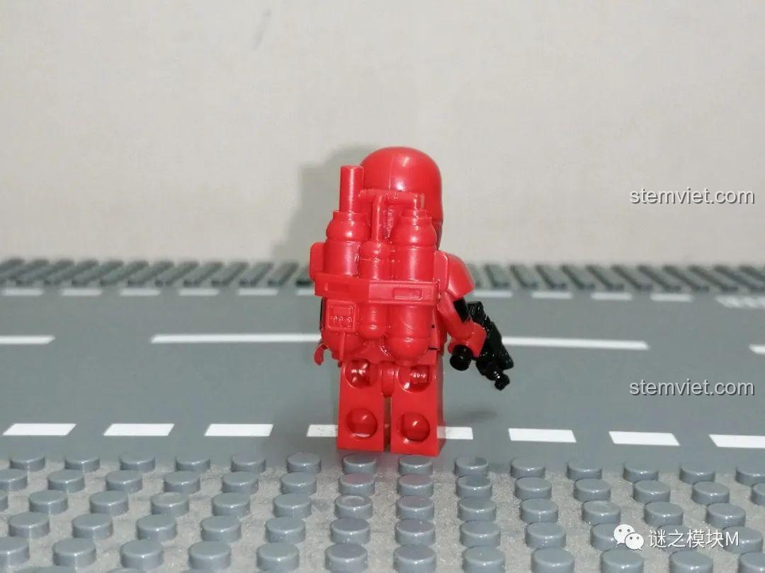 Minifigure Lính Lửa Sith nhìn từ phía sau trong bộ đồ chơi Minifigure Star Wars, ba lô lửa.