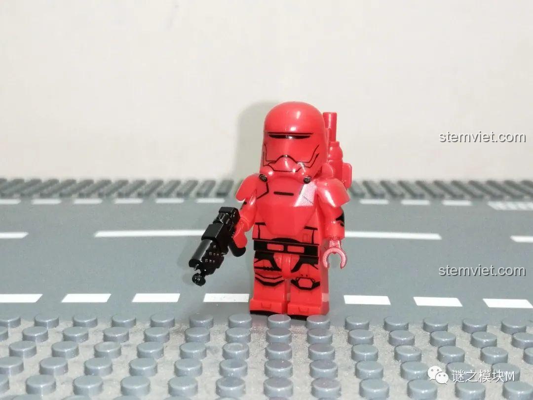 Minifigure Lính Lửa Sith trong Lính Chiến tranh giữa các vì sao KT1045, trang bị đặc biệt.
