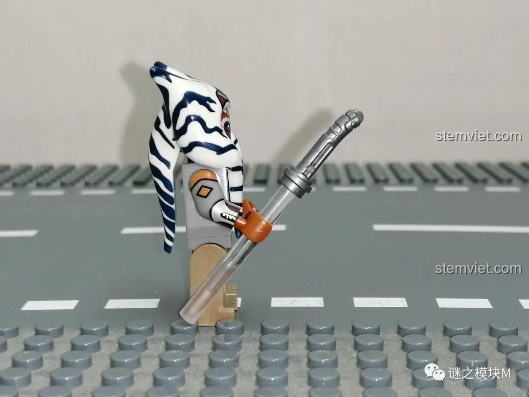 Minifigure Ahsoka Tano nhìn nghiêng có mũ trong bộ lắp ghép Nhân vật Star Wars 1045, vũ khí đi kèm.