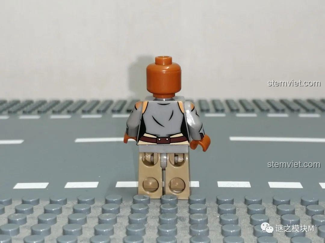 Minifigure Ahsoka Tano nhìn từ phía sau trong set đồ chơi Chiến tranh giữa các vì sao KORUIT KT1045, chi tiết in ấn.