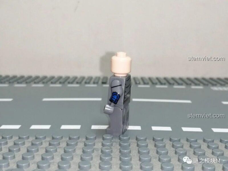 Minifigure Bo-Katan Kryze với Darksaber trong bộ xếp hình Minifigure Star Wars, vũ khí đặc trưng.
