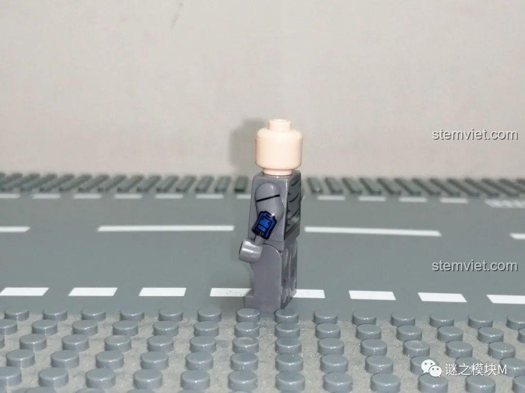 Minifigure Bo-Katan Kryze với Darksaber trong bộ xếp hình Minifigure Star Wars, vũ khí đặc trưng.