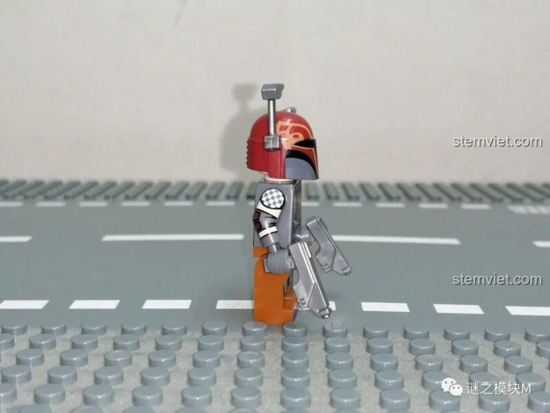 Minifigure Sabine Wren nhìn từ phía sau trong bộ lắp ghép Nhân vật Star Wars 1045, chi tiết ba lô.
