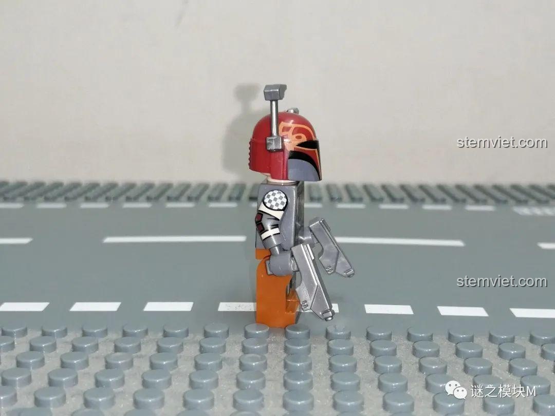 Minifigure Sabine Wren nhìn từ phía sau trong bộ lắp ghép Nhân vật Star Wars 1045, chi tiết ba lô.