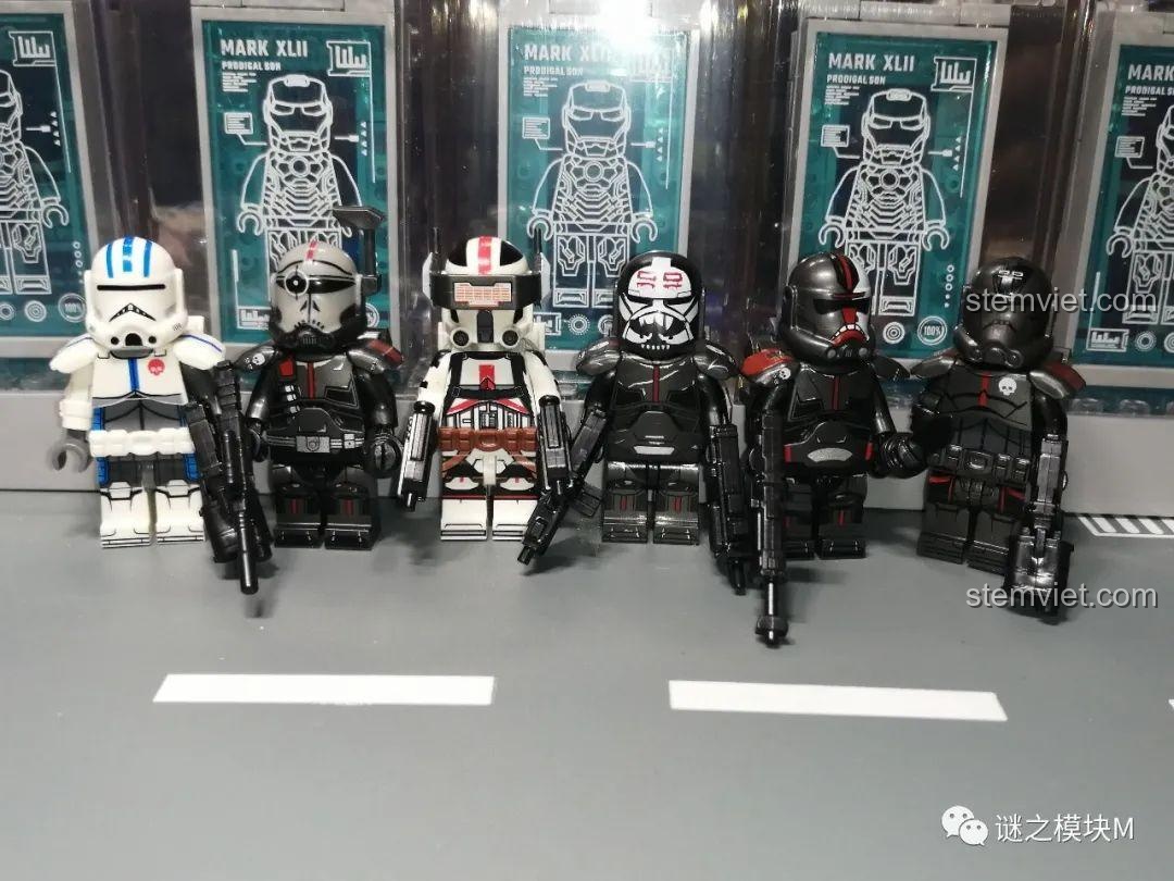 Khuôn mặt của minifigure Crosshair sau khi tháo mũ, với hình xăm hồng tâm trên mắt. Một sản phẩm độc đáo trong bộ minifigure Biệt Đội Bad Batch.