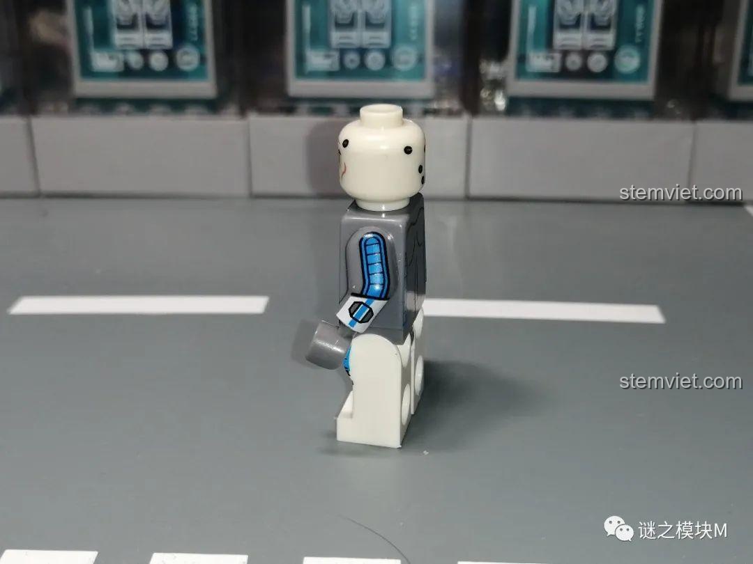 Chi tiết in bên hông và cánh tay máy của minifigure Echo. Sản phẩm đồ chơi mô hình KORUIT KT1047.