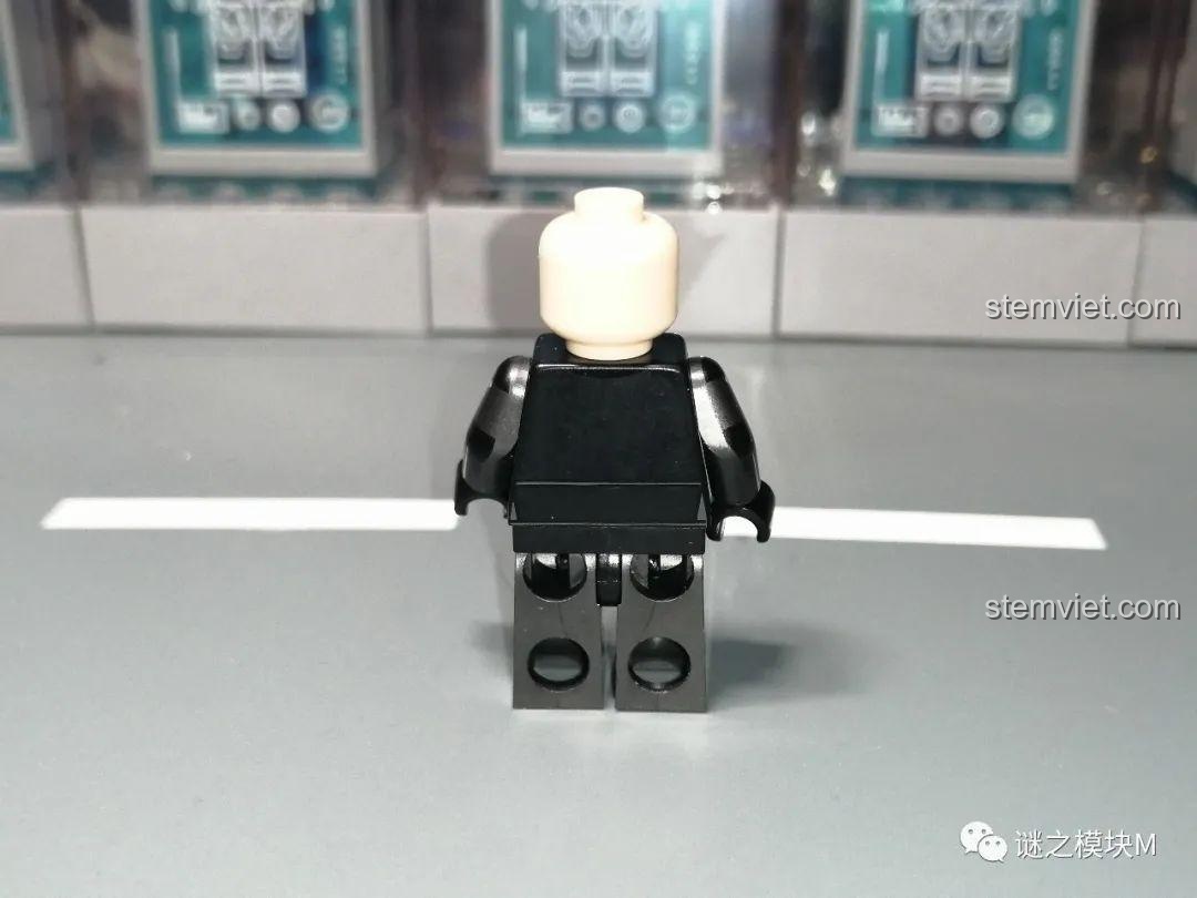 Ảnh chụp cận cảnh minifigure Wrecker (Kẻ Phá Hoại) từ bộ KORUIT KT1047, với bộ giáp hầm hố và vũ khí.