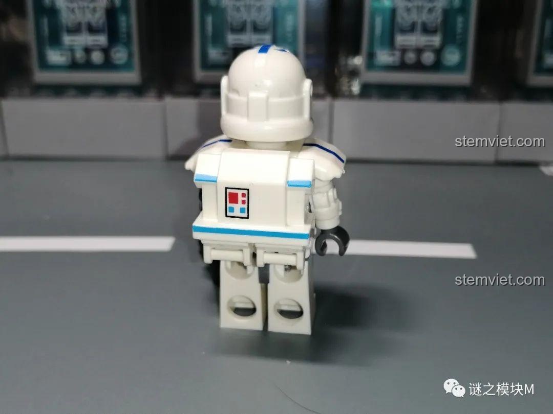 Mặt sau của minifigure Echo (giáp trắng) thuộc bộ Biệt đội lính nhân bản 99 KT1047, với ba lô và các chi tiết in màu xanh, đỏ.