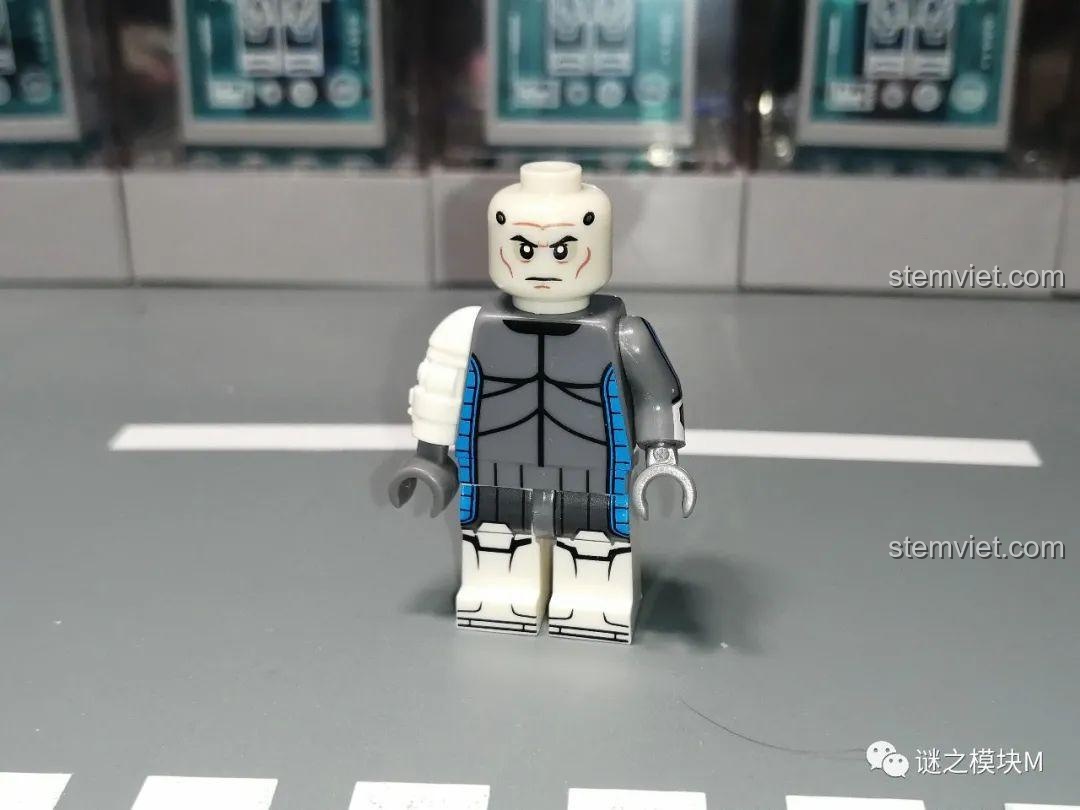 Khuôn mặt của minifigure Echo sau khi tháo mũ, với các chi tiết cybernetic. Một phần của bộ minifigure Biệt Đội Bad Batch.